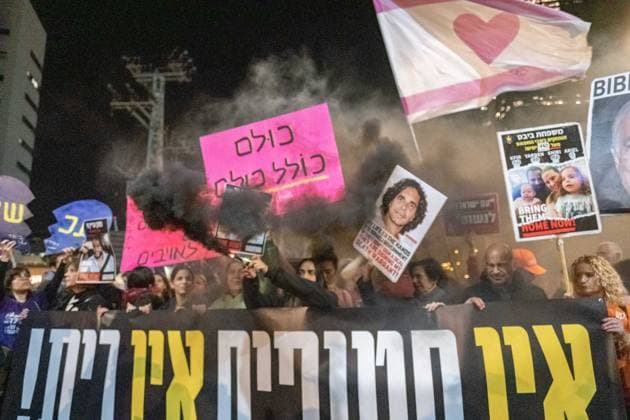 News Bilder der Woche KW51 News Bilder des Tages December 21, 2024, Tel Aviv, Tel Aviv, Israel: Thousands are protesting for a hostage deal Tel Aviv Israel - ZUMAs319 20241221_znp_s319_014 Copyright: xGabyxSchuetzex