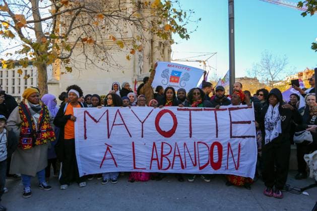News Bilder der Woche KW51 News Bilder des Tages Demonstration in solidarity with Mayotte in Marseille, France- 05 Dec 2024 Protesters hold a banner during the demonstration. About 200 people marched along the streets of Marseille to express their support for Mayotte, a week after the deadly passage of Cyclone Chido which devastated the island, with the provisional toll reporting 35 dead and 2,000 injured. Marseille France Copyright: xDenisxThaustx xSOPAxImagesx D.Thaust-Solidarity_with_Mayotte-6721