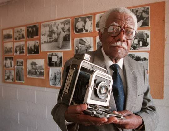 -- NO MAGS, NO SALES -- KRT LIFESTYLE STORY SLUGGED: NEWVOICES-PHOTOLEGACY KRT PHOTO BY MICHAEL AINSWORTH DALLAS MORNING NEWS (August 23) Marion Butts, Sr. worked for almost two decades as a photographer for the Dallas Express, a weekly black newspaper. He documented life in Dallas, Texas, during the desegregation era. (mvw) 2004 (Diversity) DALLAS TX USA EDITORIAL USE ONLY Copyright: xx 100894 MICHAELxAINSWORTHx krtphotoslive141261
