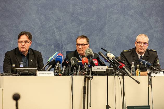 News Bilder der Woche KW51 News Bilder des Tages Anschlag mit Auto auf Magdeburger Weihnachtsmarkt Pressekonferenz im Rathaus Ratssaal: Ronni Krug, Beigeordneter Landeshauptstadt Magdeburg Horst Walter Nopens, Leitender Oberstaatsanwalt in Magdeburg Tom-Oliver Langhans, Direktor der Polizeiinspektion Magdeburg Magdeburg Weihnachtsmarkt, Rathaus, Dom Sachsen-Anhalt Germany