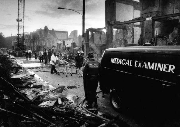 KRT US NEWS STORY SLUGGED: MOVE KRT PHOTOGRAPH BY ED HILLE PHILADELPHIA INQUIRER (May 12) The day after the city s seige on MOVE, a body is removed from the devastated area in Philadelphia, Pennsylvania. (mvw) 2005 (Diversity) PHILADELPHIA PA USA EDITORIAL USE ONLY Copyright: xx 1017503 EDxHILLEx krtphotoslive173187