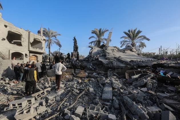 News Bilder der Woche KW51 News Bilder des Tages Palestinians inspect the rubble of a destroyed building after an airstrike by Israeli warplanes on the area in Deir al-Balah in the central Gaza Palestinians inspect the rubble of a destroyed building after an airstrike by Israeli warplanes on the area in Deir al-Balah in the central Gaza Strip on December 22, 2024. Photo by Omar Ashtawy apaimages Deir al-Balah Gaza Strip Palestinian Territory 221224_Dair_EL-Balah_OSH_00(29) Copyright: xapaimagesxOmarxAshtawyx xapaimagesx