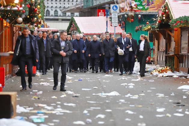 Bilder des Jahres 2024, News 12 Dezember Magdeburg, Sachsen-Anhalt, Deutschland, 21.12.2024: Alter Markt: Anschlag auf Magdeburger Weihnachtsmarkt: Bundeskanzler Olaf Scholz (SPD) besucht am Tag danach den Tatort, wo am Vorabend ein Auto in eine Menschenmenge gerast war. Unter anderem mit dabei Ministerpräsident von Sachsen-Anhalt Reiner Haseloff (CDU), CDU-Chef Friedrich Merz, Bundesministerin für Umwelt, Naturschutz, nukleare Sicherheit und Verbraucherschutz Steffi Lemke (Bündnis90 Die Grünen), Landtagspräsident Gunnar Schellenberger (CDU) *** Magdeburg, Saxony-Anhalt, Germany, 21 12 2024 Old Market Attack on Magdeburg Christmas Market Chancellor Olaf Scholz SPD visits the scene of the crime the day after, where a car had crashed into a crowd of people the evening before Among o Copyright: xdtsxNachrichtenagenturx dts_54458