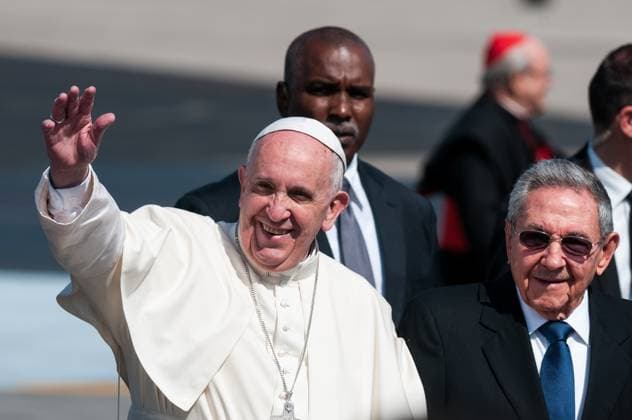 RECORD DATE NOT STATED CUBA, Havana: Pope Francis waves to fans as he walks side-by-side with Cuban President Raul Castro (right) shortly after his arrival at Jose Marti airport in Havana, Cuba on February 12, 2016. The pope s arrival would be followed immediately by a historic meeting with Russian Orthodox Patriarch Kirill. , 21389232.jpg, Newzulu, Citizenside, Calixto Llanes, Raul Castro Ruz, Cuba, La Habana, Religion, Aeropuerto Internacional JosÃ Marti, Papa Francisco, CS_126806_1406039