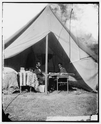 President Abraham Lincoln and Union Gen. George B. McClellan meet in the general s tent at Antietam, Maryland, October 3, 1862. (Library of Congress KRT) USA EDITORIAL USE ONLY Copyright: xx AlexanderxGardnerx krtphotoslive211364
