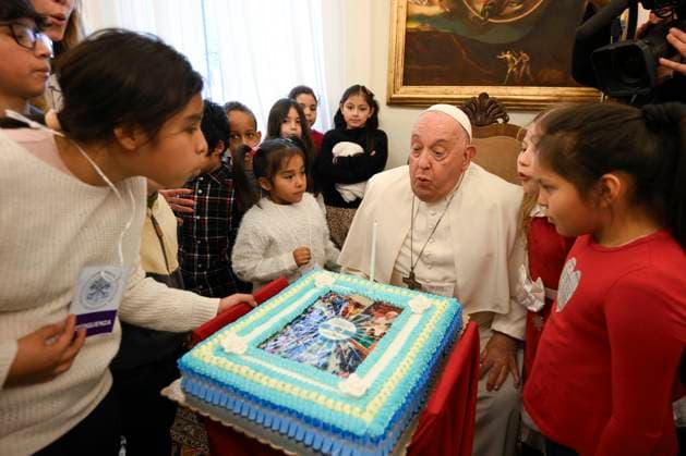 News Bilder der Woche KW51 News Bilder des Tages ITALY - POPE FRANCIS CHILDREN CARED FOR BY THE SANTA MARTA DISPENSARY AT THE VATICAN - 2024 12 22 Italy, Rome, Vatican, 2024 12 22 Pope Francis Children cared for by the Santa Marta Dispensary at the Vatican . EDITORIAL USE ONLY - NO BOOKS Copyright: xVATICANxMEDIAxxx xCPPx