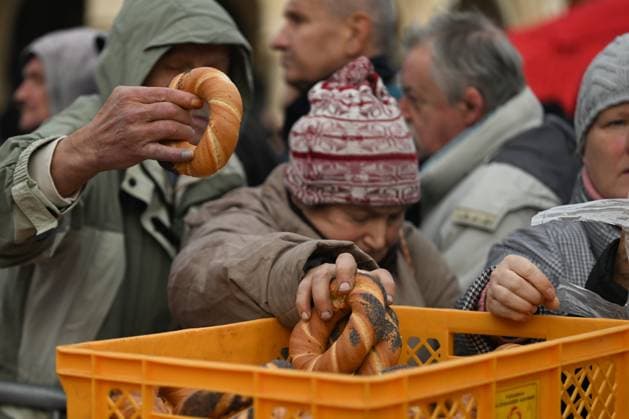 News Bilder der Woche KW51 News Bilder des Tages Annual Christmas Food Handout For People In Need In Krakow KRAKOW, POLAND - DECEMBER 22: People lining up to receive traditional Christmas dishes during the 28th annual Christmas Eve - Christmas Food Handout, a charity event organized and sponsored by Jan Kosciuszko, a renowned Krakow restaurateur and philanthropist, in the city™s UNESCO-listed Market Square, on December 22, 2024 in Krakow, Poland. Krakow Poland  Copyright: xArturxWidakx originalFilename: widak-annualch241222_npSr9.jpg