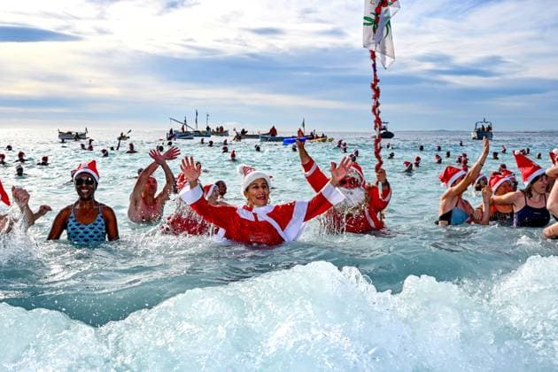 News Bilder der Woche KW51 News Bilder des Tages Illustration of the traditional Christmas swim in Nice Illustration du traditionnel bain de Noël à Nice, le 22 décembre 2024 For this 78th edition of this Christmas swim, more than 350 swimmers bathed on the Rhul beach in water at 15 degrees Bruno Bebert Bestimage Illustration of the traditional Christmas swim in Nice, December 22, 2024 For this 78th edition of this Christmas swim, more than 350 swimmers bathed Nice France  Copyright: xBrunoxBebertx xBestimagexBrunoxBebertx xBestimagex