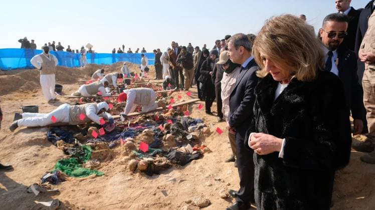 News Bilder der Woche KW51 News Bilder des Tages The wife of the Iraqi President, Shahnaz Ibrahim Ahmed, attends the opening ceremony of a new cemetery The wife of the Iraqi President, Shahnaz Ibrahim Ahmed, attends the opening ceremony of a new cemetery for the victims of the Anfal campaign of the Kurdish people in Muthanna Governorate, Iraq, on December 22, 2024. Photo by Iraqi Presidency Office Iraq Iraq Iraq 221224_Iraq_IPO_00(3) Copyright: xapaimagesxIraqixPresidencyxOfficex xapaimagesx