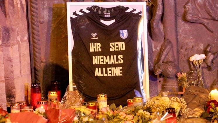 News Bilder der Woche KW51 News Bilder des Tages Am Abend - 24 Stunden nach der Amokfahrt auf dem Magdeburger Weihnachtsmarkt - herrscht an der Johanniskirche noch immer tiefe Trauer. Ein riesiges Meer aus Blumen, Kerzen und Plüschtieren leuchten am Sonntagabend an der Johanniskirche. Magdeburg steht noch immer unter Schock. Auch der 9-jährige Andre starb in Magdeburg. Ein Jugendfeuerwehrhelm erinnert an den 9-Jährigen aus Warle, der auch in der Jugendfeuerwehr war. Am Abend humpelten auch Opfer mit Seelsorgern zur Johanniskirche. Zusammen mit Seelsorgern wollen sie die Ereignisse verarbeiten (on tape). Die Absperrungen am Weihnachtsmarkt wurden weggeräumt. Die Menschen konnten über den leuchteten, aber geschlossenen Weihnachtsmarkt laufen. Magdeburg Sachsen-Anhalt Deutschland *** I