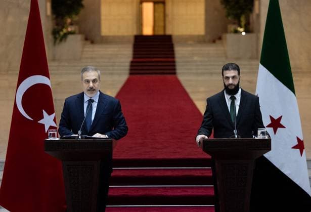 News Bilder der Woche KW51 News Bilder des Tages Hakan Fidan And Ahmed al-Sharaa Press Conference - Damascus Handout - Turkish Foreign Minister Hakan Fidan and Leader of new Syrian administration (Hayat Tahrir al-Sham (HTS) leader Ahmed al-Sharaa, also known as Abu Mohammad al-Jolani) hold a joint press conference after their meeting in Damascus, Syria on December 22, 2024. Photo by Turkish Foreign Ministry via DIA Images ABACAPRESS.COM Damascus Syria  Copyright: xDIAxImages ABACAx