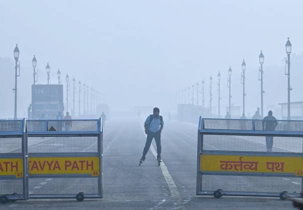 News Bilder der Woche KW51 News Bilder des Tages NEW DELHI, INDIA - DECEMBER 22: Commuters brave the early morning winter fog at Kartavya Path on December 22, 2024 in New Delhi, India. Delhi NCR experienced a foggy morning on Sunday, with the minimum temperature recorded at 7.3 degrees Celcius, two notches below the season s average. (Photo by Vipin Kumar Hindustan Times) Delhi NCR Shrouded In Dense Fog