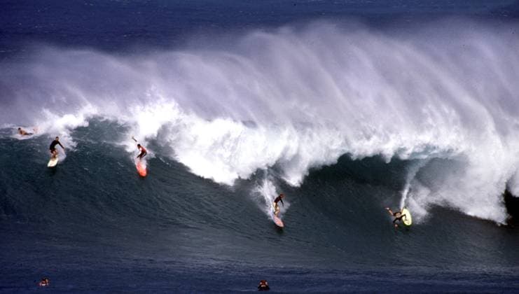 Oahu Waves were breaking 20 to 30 feet high at Waimea Bay as a winter storm hits the North shore of Oahu in Hawaii. (Michael Goulding Orange County Register MCT) OAHU HI USA EDITORIAL USE ONLY Copyright: xx 1062883 MichaelxGouldingx krtphotoslive323301