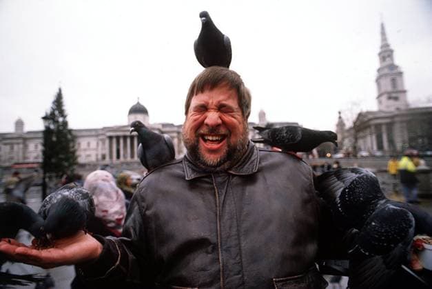 London Travel Gary Warner finds a convenient resting spot for feeding pigeons at Trafalger Square, London. (Mindy Schauer Orange County Register MCT) LONDON GBR EDITORIAL USE ONLY Copyright: xx 1064741 MindyxSchauerx krtphotoslive328794