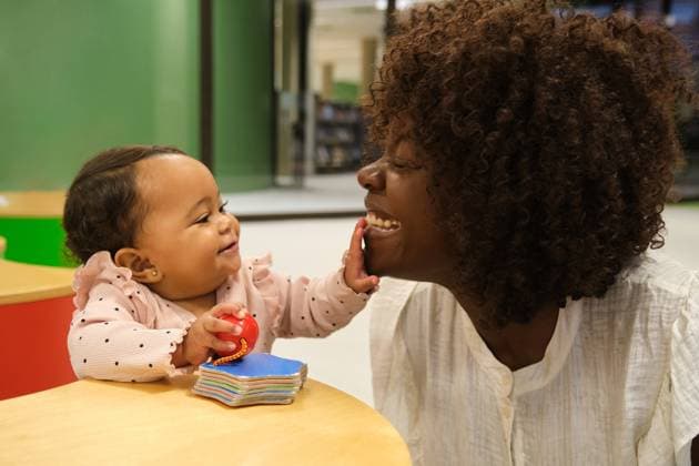 IMAGO Creative, Diversity, Mütter Baby girl playing and touching her mother s face, having fun together Madrid, Community of Madrid, Spain CR_CRVI241218-1601637-01 ,model released, Symbolfoto