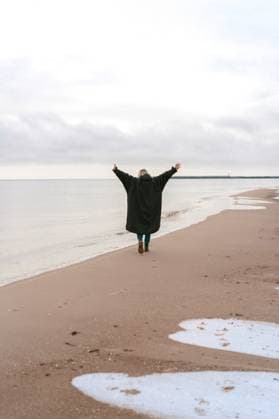 Creative Highlights Symbolbilder Young woman on the shore of the cold Baltic sea in winter in Latvia P?vilosta, South Kurzeme Municipality, Latvia R_YUKI241216B-1600155-01 ,model released, Symbolfoto