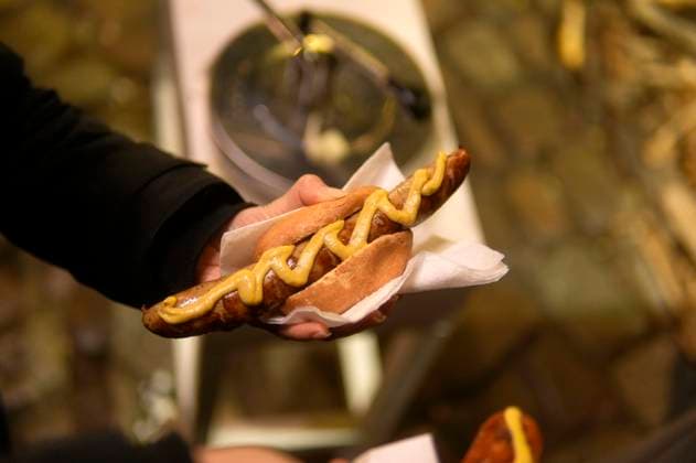 Brötchen mit Bratwurst auf dem Weihnachtsmarkt am Schloss Charlottenburg. Nach dem Anschlag auf dem Weihnachtsmarkt in Magdeburg hat die Polizei ihre Präsenz auf Weihnachtsmärkten in Berlin und Brandenburg verstärkt. .Berlin, 22.12.2024 *** Sandwiches with bratwurst at the Christmas market at Charlottenburg Palace Following the attack at the Christmas market in Magdeburg, the police have increased their presence at Christmas markets in Berlin and Brandenburg Berlin, 22 12 2024 Foto:xT.xBartillax xFuturexImagex weihnachtssmarkt_charlottenburg_4258