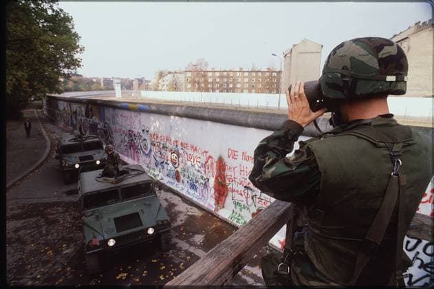 Berlin Wall A U.S. Army soldier looks over the Berlin Wall at an East German guard tower in October 1989. (Chris Carlson Orange County Register MCT) Berlin DEU EDITORIAL USE ONLY Copyright: xx 1080099 CHRISxCARLSONx krtphotoslive380094