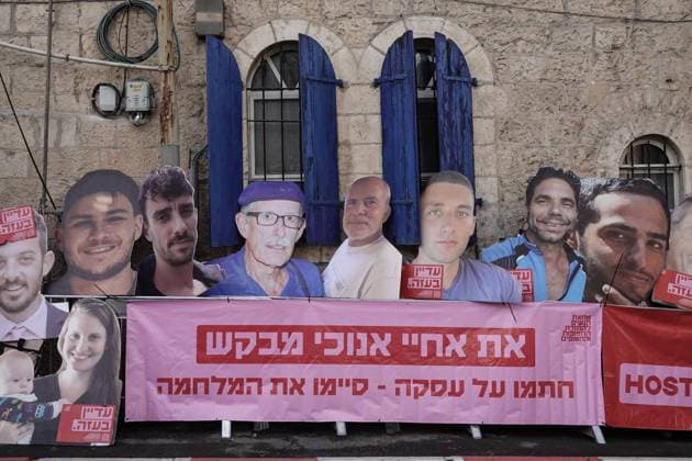 News Themen der Woche KW52 December 23, 2024, Jerusalem, Israel: Families and supporters of 100 Israeli hostages held in Gaza display placards with hostage portraits as they protest near the private residence of Minister of Strategic Affairs, Ron Dermer, for an immediate hostage deal 444 days into their captivity and an end to war. The protest follows the October 7, 2023, Hamas attack, which included a massive rocket barrage and gunmen infiltrating Israel, resulting in the massacre of 1,400 civilians and the abduction of about 240 people, including babies, children, and soldiers. Many protesters hold Netanyahu personally responsible for allegedly hindering negotiations for political and personal reasons. Jerusalem Israel - ZUMAa126 20241223_zap_a126_006 Copyright: xNirxAlonx