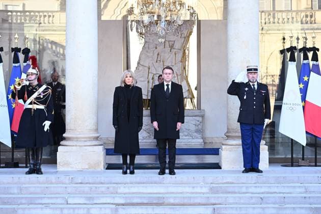 Bilder des Jahres 2024, News 12 Dezember News Themen der Woche KW52 News Bilder des Tages President Emmanuel Macron and his wife Brigitte Macron take part in a minute s silence for the victims of cyclone Chido in Mayotte President Emmanuel Macron and his wife Brigitte Macron take part in a minute s silence for the victims of cyclone Chido in Mayotte on 23 December 2024 Eric Tschaen Pool Bestimage President Emmanuel Macron and his wife Brigitte Macron take part in a minute s silence for the victims of cyclone Chido in Mayotte on 23 December 2024 Paris France  Copyright: xEricxTschaenx xPoolx xBestimagexEricxTschaenx xPoolx xBestimagex