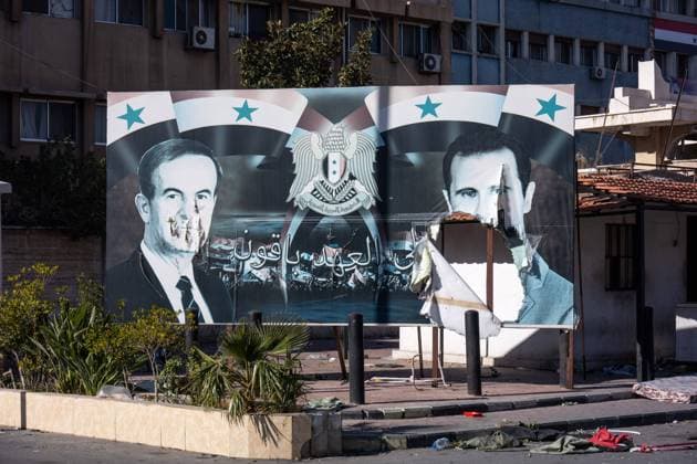 Atmosphere In The Syrian Capital - Damascus Destroyed statue of Hafez El Assad, inside the ‘security complex or compound’ that used to host many security services known as Mukhabarat (or Moukhabarat), or state security, few days after the regime of Bashar El Assad collapsed, as seen in Damascus, Syria, on December 18, 2024. Photo by Ammar Abd Rabbo ABACAPRESS.COM Damascus Syria  Copyright: xAbdxRabboxAmmar ABACAx