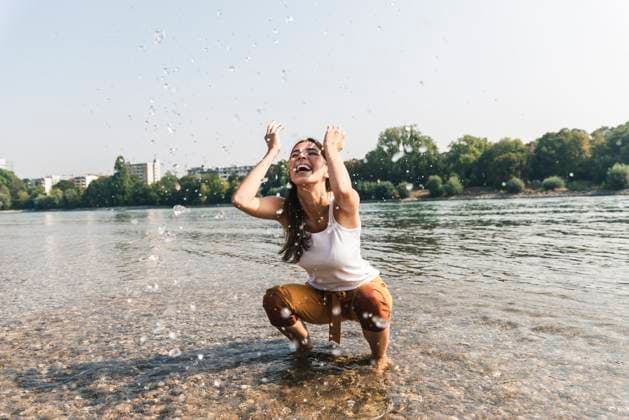 Creative Highlights Symbolbilder Carefree young woman refreshing in water of a river model released, Symbolfoto, UUF15381