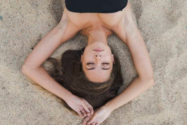 Creative Highlights Symbolbilder Overhead view of beautiful young woman lying in sand with closed eyes model released, Symbolfoto, AFVF01744