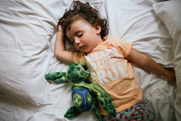 Creative Highlights Symbolbilder Baby girl sleeping on bed with t-shirt message Dreams do come true model released, Symbolfoto, GEMF02424