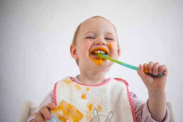Creative Highlights Symbolbilder Portrait of funny baby girl eating mush model released, Symbolfoto, München Bayern Deutschland JLOF00290