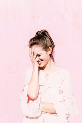 Creative Highlights Symbolbilder Laughing young woman in front of pink wall model released, Symbolfoto, UUF15733