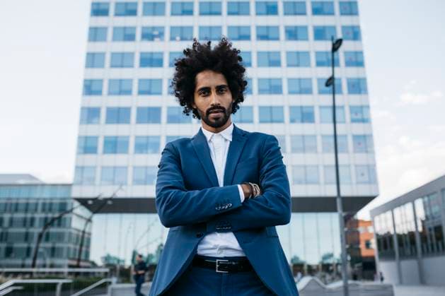 Creative Highlights Symbolbilder Spain, Barcelona, portrait of confident young businessman in the city model released, Symbolfoto, JRFF02073
