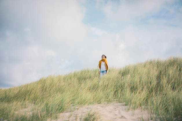 Creative Highlights Symbolbilder Mature woman relaxing in the dunes, enjoying the wind model released, Symbolfoto, MOEF01594