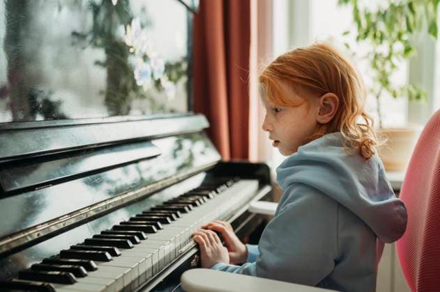 Creative Highlights Symbolbilder Redhead girl learning to play piano at home model released, Symbolfoto, ANAF02552