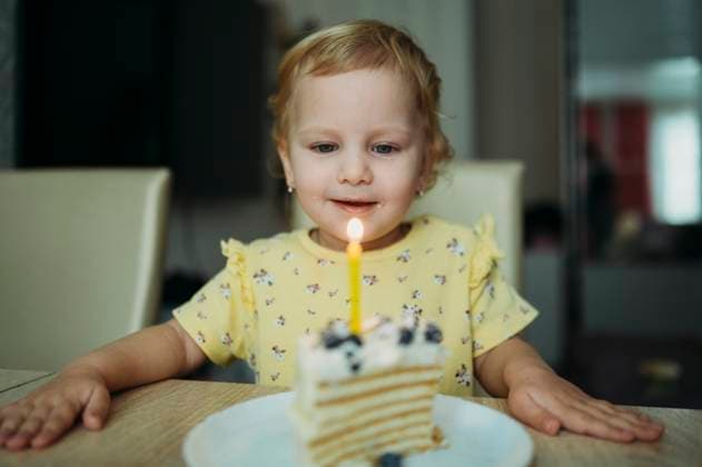 Creative Highlights Symbolbilder Smiling girl celebrating birthday with cake at table model released, Symbolfoto, ANAF02590