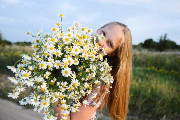 Creative Highlights Symbolbilder Happy girl with bouquet of daisies at field model released, Symbolfoto, EYAF03243
