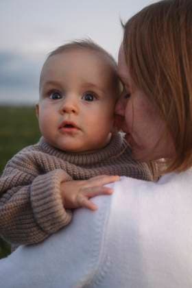 Creative Highlights Symbolbilder Mother embracing cute baby son at sunset model released, Symbolfoto, EYAF03248