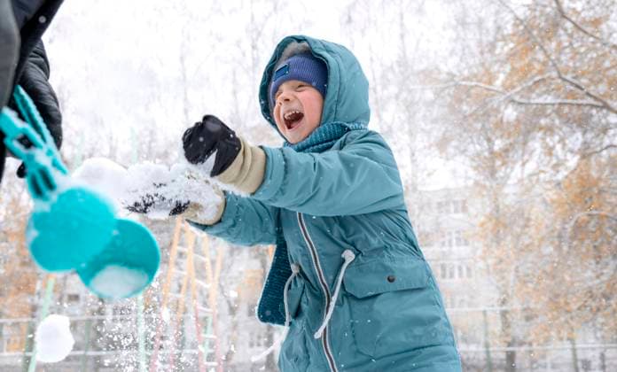 Creative Highlights Symbolbilder Grandfather with cheerful grandson playing in snow model released, Symbolfoto, MBLF00713