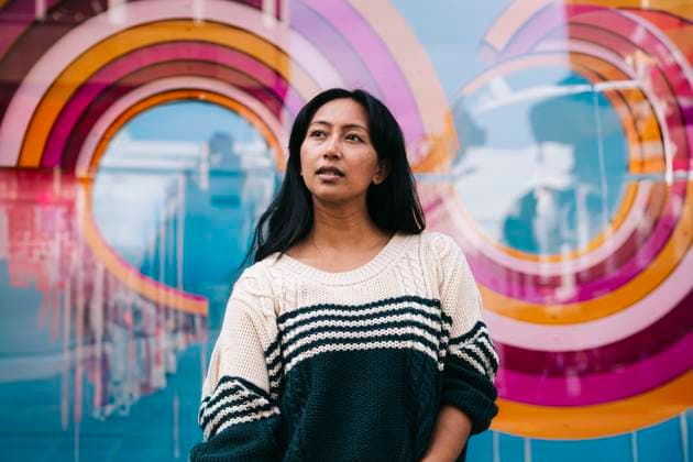 Creative Highlights Symbolbilder Woman standing in front of graffiti wall model released, Symbolfoto, AMWF03198