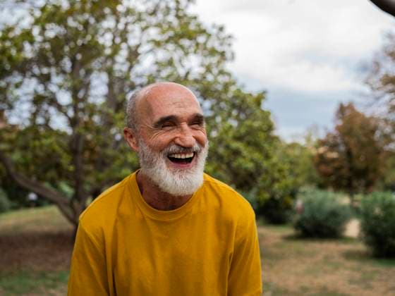 Creative Highlights Symbolbilder Cheerful senior man laughing in park model released, Symbolfoto, OGSF00140