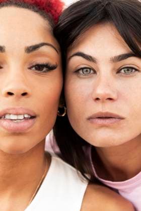 Creative Highlights Symbolbilder Beautiful young woman near girlfriend model released, Symbolfoto, LMCF01950