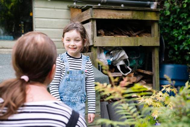 Creative Highlights Symbolbilder Cute girl standing near mother in garden model released, Symbolfoto property released, AMWF03212