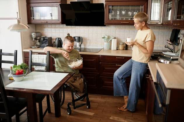 IMAGO Creative, Diversity, Mütter Mother guiding son in kitchen at home model released, Symbolfoto property released, KPEF00887