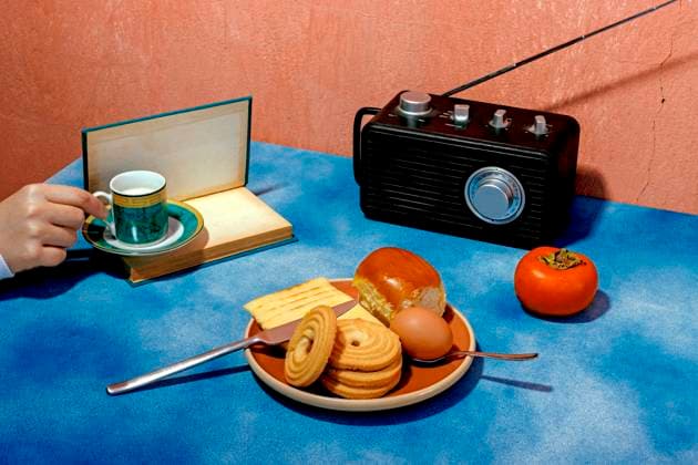 Creative Highlights Symbolbilder Hand of woman holding coffee cup near breakfast plate and radio model released, Symbolfoto, RDTF00346