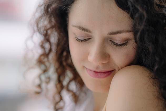 Creative Highlights Symbolbilder Smiling beautiful curly haired woman at home model released, Symbolfoto property released, ANAF04349