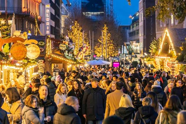 Stuttgarter Weihnachtsmarkt. Die traditionelle Veranstaltung lockt in der Weihnachtszeit jährlich mehr als 3,5 Millionen Menschen aus dem In und Ausland in die Innenstadt von Stuttgart. Rathaus mit Marktplatz. 19.12.2024: Stuttgart, Baden-Württemberg, Deutschland, Europa *** Stuttgart Christmas Market The traditional event attracts more than 3.5 million people from Germany and abroad to the city center of Stuttgart every year during the Christmas season Rathaus mit Marktplatz 19 12 2024 Stuttgart, Baden Württemberg, Germany, Europe