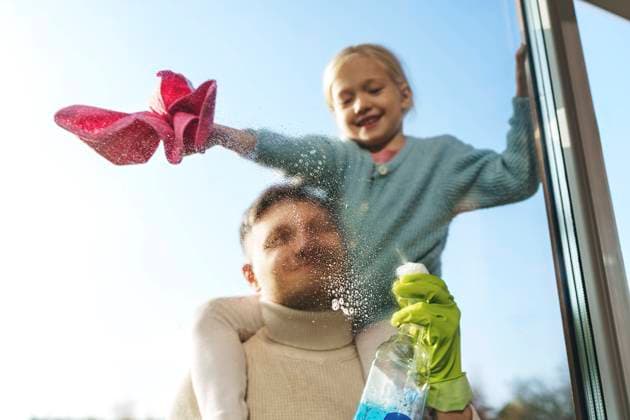 IMAGO Creative, Frühling, Frühjahrsputz Man carrying daughter on shoulders and cleaning window model released, Symbolfoto property released, NSTF00380