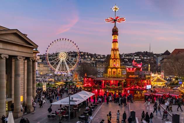 Stuttgarter Weihnachtsmarkt. Die traditionelle Veranstaltung lockt in der Weihnachtszeit jährlich mehr als 3,5 Millionen Menschen aus dem In und Ausland in die Innenstadt von Stuttgart. Weihnachtspyramide auf dem Schlossplatz, Neues Schloss. 23.12.2024: Stuttgart, Baden-Württemberg, Deutschland, Europa *** Stuttgart Christmas Market The traditional event attracts more than 3.5 million people from Germany and abroad to the city center of Stuttgart every year during the Christmas season Christmas pyramid on Schlossplatz, Neues Schloss 23 12 2024 Stuttgart, Baden Württemberg, Germany, Europe