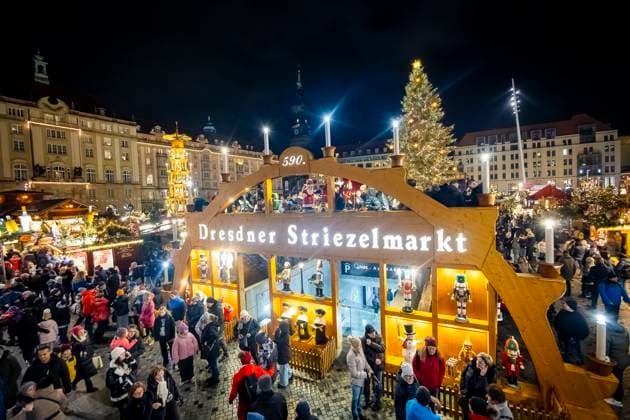 News Themen der Woche KW52 News Bilder des Tages 590. Dresdner Striezelmarkt Der Dresdner Striezelmarkt ist ein Weihnachtsmarkt in Dresden. Er wird seit 1434 im Advent meistens auf dem Altmarkt veranstaltet und zieht jährlich durchschnittlich rund zwei Millionen Besucher an. Er ist der älteste mit einer Urkunde bestätigte Weihnachtsmarkt Deutschlands. Dresden Sachsen Deutschland