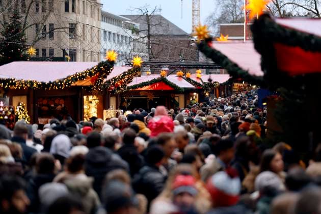 Impression vom Weihnachtsmarkt am Kölner Dom: Nach der Amok-Fahrt in Magdeburg richtet sich der Fokus auf die Sicherheit der Weihnachtsmärkte in Deutschland wie hier am Weihnachtsmarkt vor dem Kölner Dom auf dem Roncalliplatz. Nach verdächtigen Kofferfunden wurde das Mitführen von Trolleys, Koffern und Rucksäcken auf dem Marktgelände verboten und entsprechende Schilder aufgehangen. (Symbolbild, Themenbild) Köln, 23.12.2024 NRW Deutschland *** Impression of the Christmas market at Cologne Cathedral After the rampage in Magdeburg, the focus is on the security of Christmas markets in Germany, such as here at the Christmas market in front of Cologne Cathedral on Roncalliplatz After suspicious suitcases were found, the carrying of trolle Copyright: xChristophxHardtx