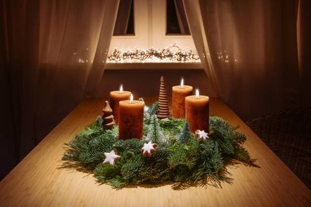 Vierter Advent mit brennenden orange-braunen Kerzen auf einem Kranz aus grünen Tannenzweigen und Weihnachtsdekoration auf einem Tisch am Fenster in warmem Licht, Kopierraum, gewählter Fokus Vierter Advent mit brennenden orange-braunen Kerzen auf einem Kranz aus grünen Tannenzweigen und Weihnachtsdekoration auf einem Tisch am Fenster in warmem Licht, Kopierraum, gewählter Fokus Copyright: xZoonar.com maren-winter.dex 22541252